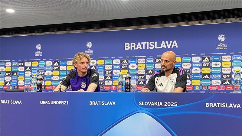 Woltemade bleibt cool im Bayern-Wirbel: Nur Finale zählt Nick Woltemade (l) freut sich auf das Finale - über den FC Bayern sagte er nichts.