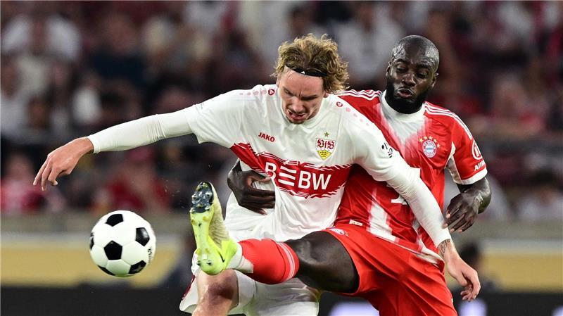 Bayern gewinnen Supercup - VfB schließt Akte Woltemade Nick Woltemade (l) sah sich in Zweikämpfen oft Dayot Upamecano gegenüber.