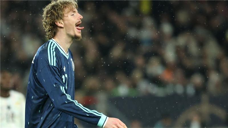 Nick Woltemade reagiert nach einem missglückten Abschluss.