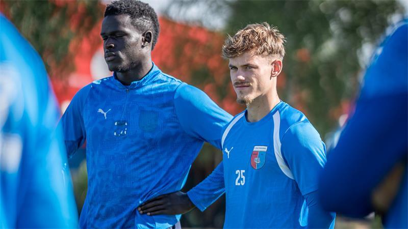 Transferfenster auf kipp: So verhandelt D/A am Deadline-Day auf Hochtouren Niclas Dühring hört die erste Ansprache im D/A-Training.