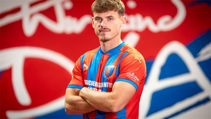 Transferfenster auf kipp: So verhandelt D/A am Deadline-Day auf Hochtouren Niclas Dühring im D/A-Look.