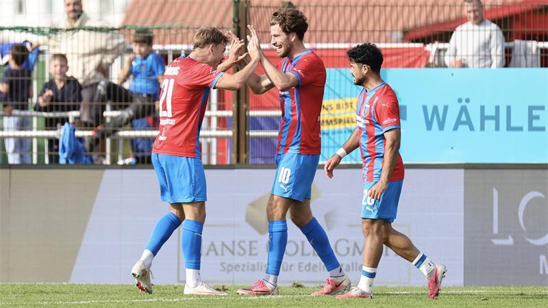 Sanne-Show in Drochtersen: Stürmer schießt D/A mit Hattrick zum Sieg Niclas Dühring und Torschütze Christopher Schepp (rechts) feiern ihre Gemeinschaftsproduktion zum 4:1. Dühring gab die Vorlagen für die ersten fünf Tore.