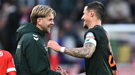 Niclas Füllkrug (l) sieht die Debatte um ein mögliches DFB-Comeback entspannt.