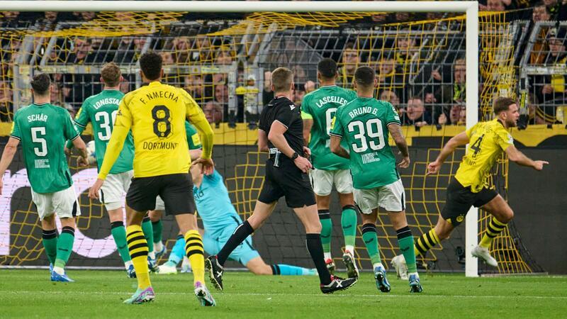 BVB mit „toller Reaktion“ nach Bayern-Debakel Niclas Füllkrug (r) dreht nach seinem Führungstreffer jubelnd ab.