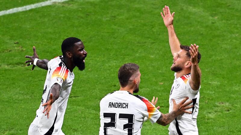 „Ein Knackpunkt“: Füllkrug rettet DFB-Elf Gruppensieg Niclas Füllkrug (r) erzielte kurz vor Schluss den Ausgleich mit einem Kopfballtor.