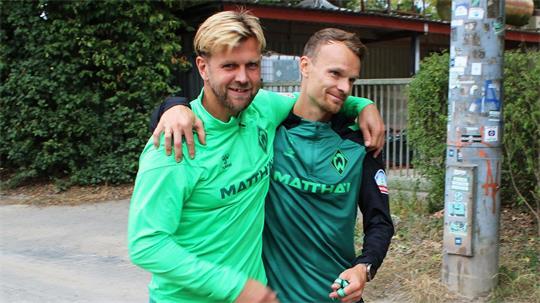 Niclas Füllkrug umarmt seinen ehemaligen Mitspieler Christian Groß bei seiner ersten Trainingseinheit seit seiner Rückkehr zu Werder.