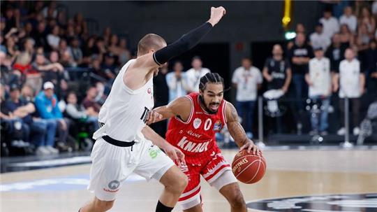 Nico Brauner (l) spielt gegen Würzburgs Otis Livingston.
