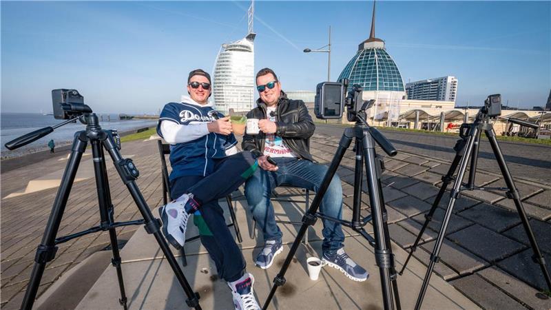 So wurden diese Küstenjungs zu Stars bei TikTok und Instagram Nico Flathmann und Joschka Traue (links) erzählen sich für ihre Internet-Auftritte auf dem Weserdeich vor laufenden Kameras immer wieder Flachwitze. Foto: Lothar Scheschonka
