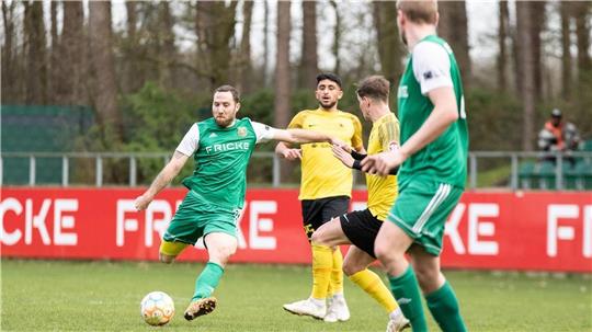 Nico Matern - hier im Spiel gegen Gifhorn - flog in Oldenburg nach einer Tätlichkeit vom Platz und schwächte so sein Team eine Halbzeit lang. Foto: Clemens Budde
