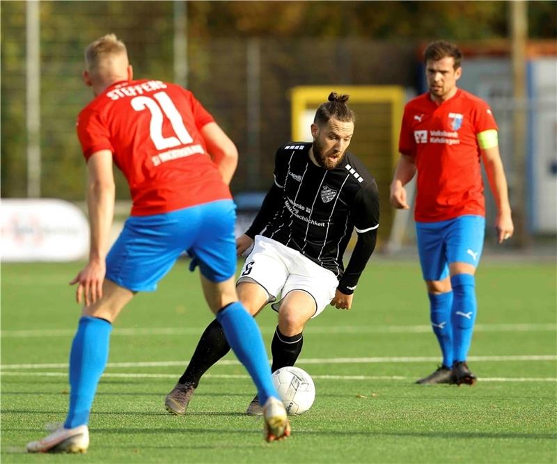 Nico Matern im Rückspiel gegen die SV Drochtersen/Assel. Die Drochterser gewannen mit 3:1 und fügten Teutonia 05 Ottensen die erste Saisonniederlage zu. Foto: Bergmann (Archiv)