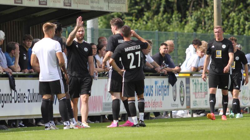 Nico Matern vermittelt während der Trinkpause, was er von der Mannschaft sehen will. Der neue Trainer des TuS Harsefeld war trotz der Nullnummer gegen Stade mit der zweiten Halbzeit zufrieden.