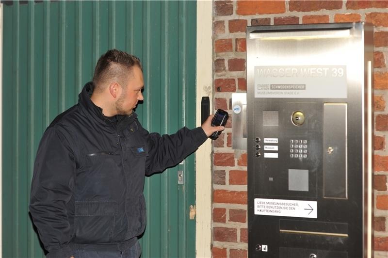 Nico Narawitz hält sein Diensttelefon an den Kontakt. Der Auftraggeber weiß so, dass der Sicherheitsmann da war. Und WAKO kann seine Patrouille nachverfolgen.