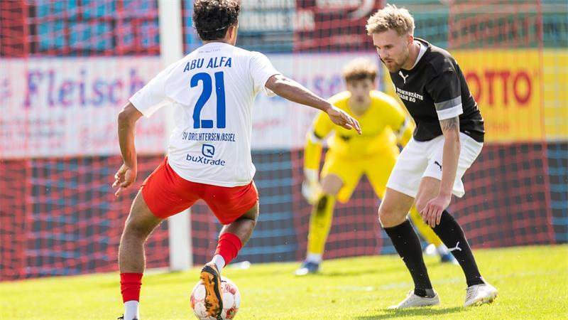 Die Fußballer haben die Opfer der Gewalttat in Stade nicht vergessen Nico Osuch vom TuS Harsefeld versucht, Drochtersens Ali Abu-Alfa in Schach zu halten.