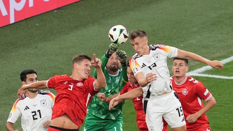 Nach Blitz und Donner: DFB-Team stürmt ins Viertelfinale Nico Schlotterbeck (2.v.r.) köpfte in der Anfangsphase ein Tor.