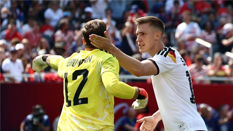 Gentleman Baumann: „Mit Manu verstehe ich mich super“ Nico Schlotterbeck (r) gratuliert Oliver Baumann nach einer Parade.