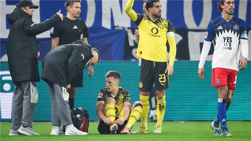 Nico Schlotterbeck (sitzend) hat sich am Fuß verletzt. (Archivbild)