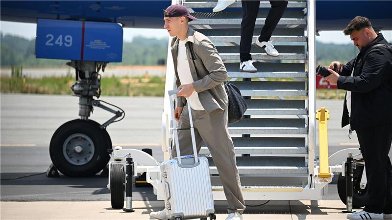 Nico Schlotterbeck steigt aus dem DFB-Flieger. 