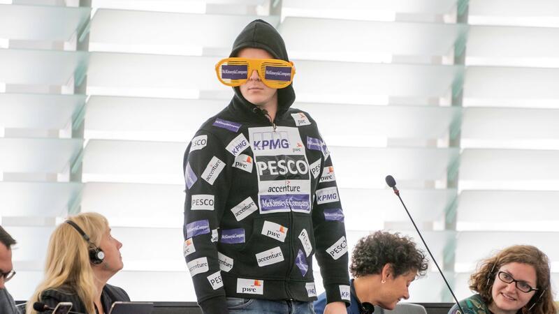 Nico Semsrott (damals: Die Partei) spielt mit Aufklebern auf seiner Bekleidung.