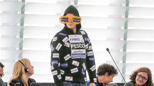 Nico Semsrott (damals: Die Partei) spielt mit Aufklebern auf seiner Bekleidung.