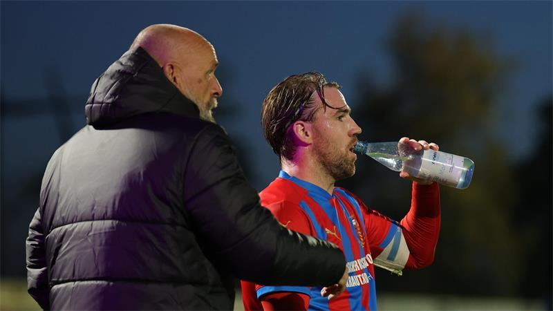 D/A wieder dominant und torhungrig: Sieg gegen Todesfelde Nico von der Reith holt sich Tipps von Berater Holger Stanislawski. Von der Reith erzielte aus der Distanz das 2:0 für D/A.