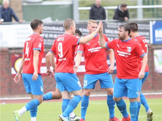 Nico von der Reith klatscht mit Moritz Göttel nach dessen Elfer ab - eigentlich schießt von der Reith vom Punkt. Foto: Bröhan