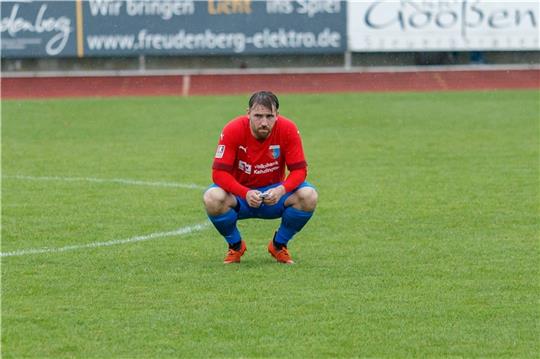 Nico von der Reith sitzt noch lange nach dem Abpfiff allein auf dem verlassenen Spielfeld.