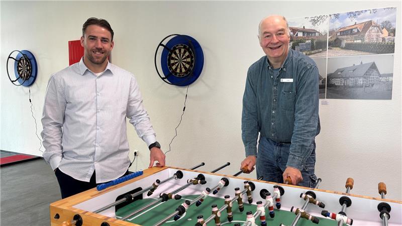 Nico von der Reith von der Wohnstätte (links) und Sozialarbeiter Daniel Lang von der Stadt Stade sind ab sofort die Ansprechpartner vor Ort für alle Menschen aus Hahle.