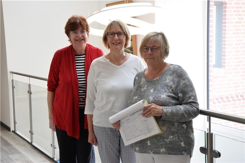 Nicola Hahn, Ulrike Mohr und Rita Voss haben das Konzept für Seniorenservicebüro erarbeitet. Voss hält in ihren Händen eine Unterschriftenliste mit 375 Unterstützern. Foto: Battmer