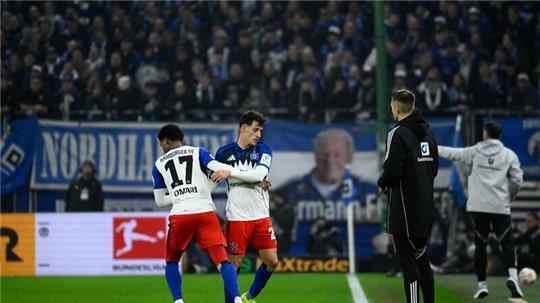 Nicolás Capaldo (Hamburger SV) wird nach seiner Verletzung in der Partie gegen Leipzig von Warmed Omari ersetzt.