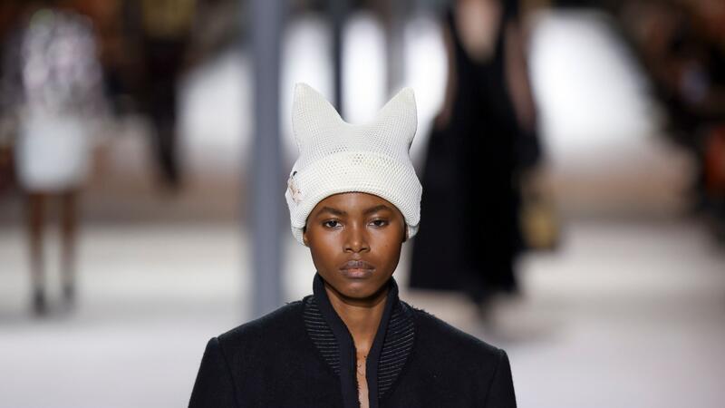 Nicolas Ghesquière nimmt es mit Humor: Seine Strickmützen hat der Designer mit „Katzenohren“ versehen.
