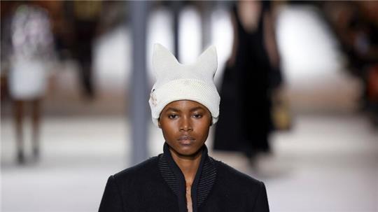 Nicolas Ghesquière nimmt es mit Humor: Seine Strickmützen hat der Designer mit „Katzenohren“ versehen.