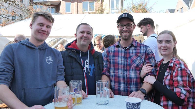Bier, Trecker, Shopping: Das war am Sonntag los in der Buxtehuder Altstadt Nicolas Schumacher und Nico Dembeck haben vor dem Festzelt zufällig ihre Bekannten Jan Oelkers und Anneka Wagner getroffen. Darauf stoßen sie an und genießen den Nachmittag bei bestem Wetter. Gerne würden sie mal nach München zum Oktoberfest reisen.