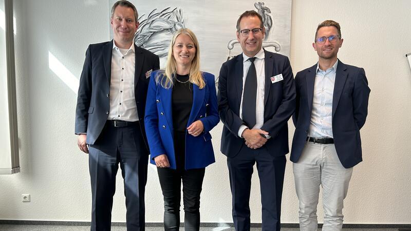 Arbeitsgericht Stade ist in Sachen Technik weit vorne Nicolas Wessels (Richter), Justizministerin Dr. Kathrin Wahlmann, Dr. Jan Oliver Hochtritt (Direktor des Arbeitsgerichts) und Stephan Krakow (Geschäftsleiter)