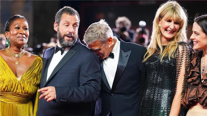 Bilder des Tages Nicole Avant (l-r), Adam Sandler, George Clooney, Laura Dern und Riley Keough posieren für Fotografen auf dem roten Teppich für den Film „Jay Kelly“ während der 82. Ausgabe der Filmfestspiele von Venedig.