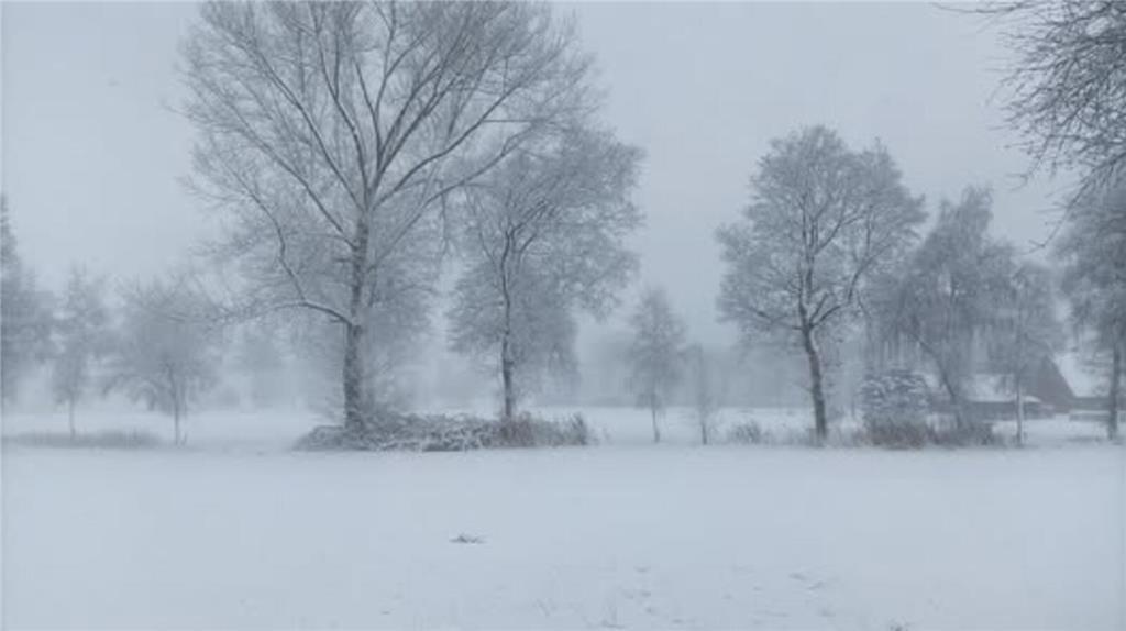 Nicole Bakmeier mit einem Bild aus ihrer Region.