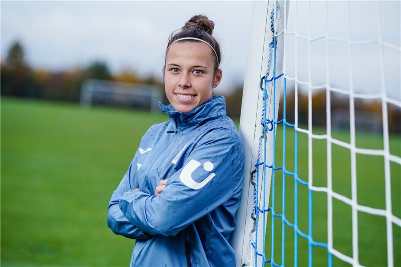 Nicole Billa, Spielerin der Bundesligamannschaft von 1899 Hoffenheim, steht an einem Torpfosten. Foto: Uwe Anspach/dpa