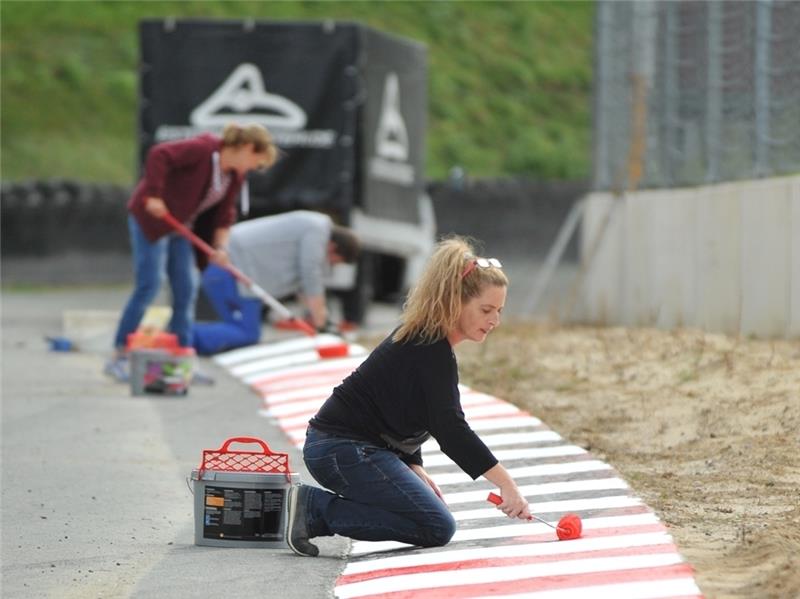 Nicole Böhm (vorne) und Gaby Neumann streichen die Fahrbahnmarkierungen , die „Curbs“. Fotos Scholz