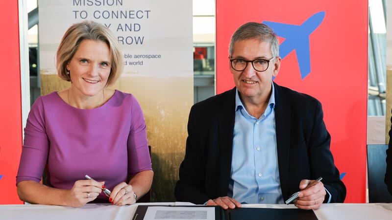 Nicole Dreyer-Langlet, Mitglied der Geschäftsführung Airbus Deutschland, und Michael Eggenschwiler, Geschäftsführer am Hamburg Airport bei der Vertragsunterzeichnung.
