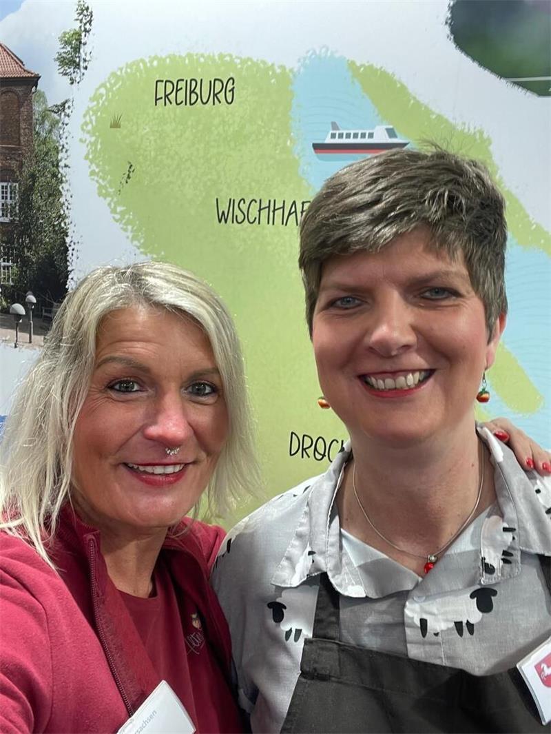 Nicole Hemmler und Hilke Ehlers leiten den Messestand auf der Grünen Woche in Berlin (von links).