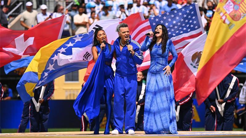 Nicole Scherzinger (l-r), Robbie Williams und Laura Pausini treten vor dem Finale auf. 