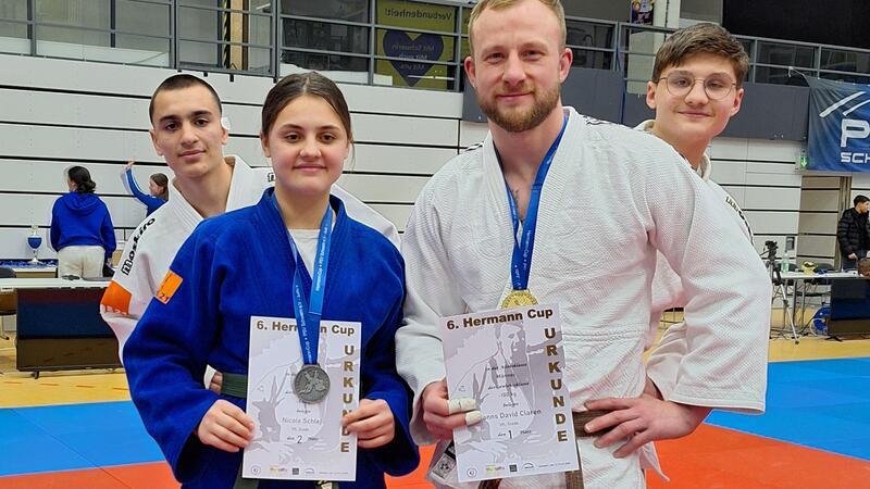 VfL-Kämpfer Hans David Claren holt Gold bei Turnier in Schwerin Nicole Schlej (vorne, links) und Hans David Claren (vorne, rechts) präsentieren ihre Medaillen.