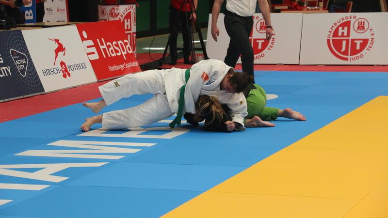 Die Judodamen des VfL Stade haben ein schwieriges Saisonfinale Nicole Schlej (weiß) bei einer erfolgreichen Bodenaktion.