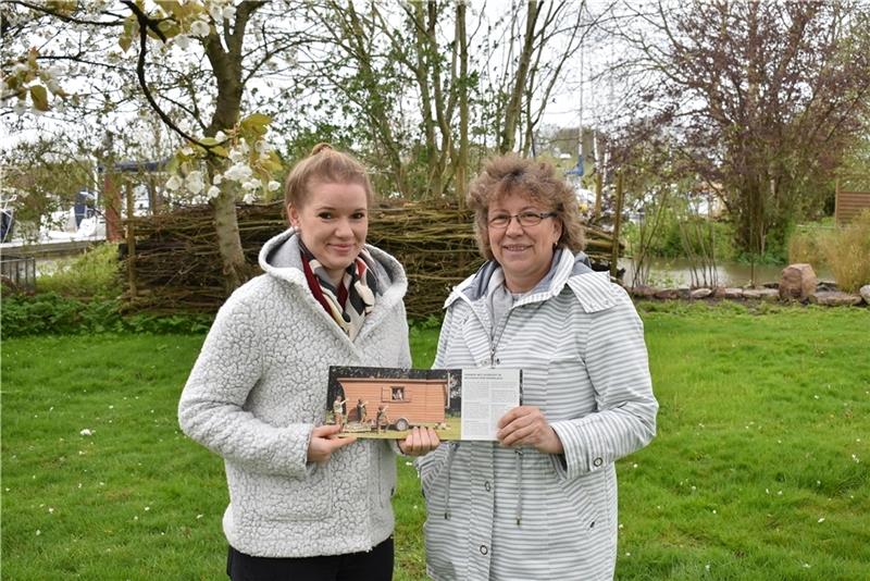 Nicole und Maren Stubbe (von links) wollen Übernachtungen in mobilen Naturholz-Hütten an der Lühe anbieten, im Hintergrund haben die Segelboote am Anleger vor „Stubbe‘s Gasthaus“ festgemacht. Foto: Vasel