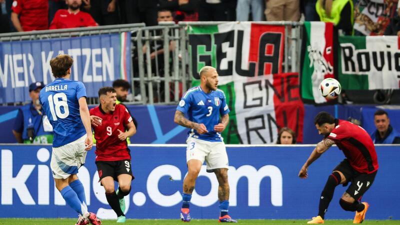 Nicolò Barella (l) sorgte noch vor der Halbzeit für die 2:1-Führung der Squadra Azzurra.