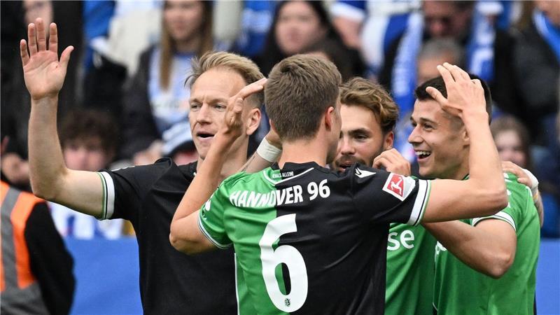 Hertha spielt 1:1 gegen Hannover - Reese verlängert Nicolo Tresoldi (r) hatte die Gäste früh in Führung gebracht.