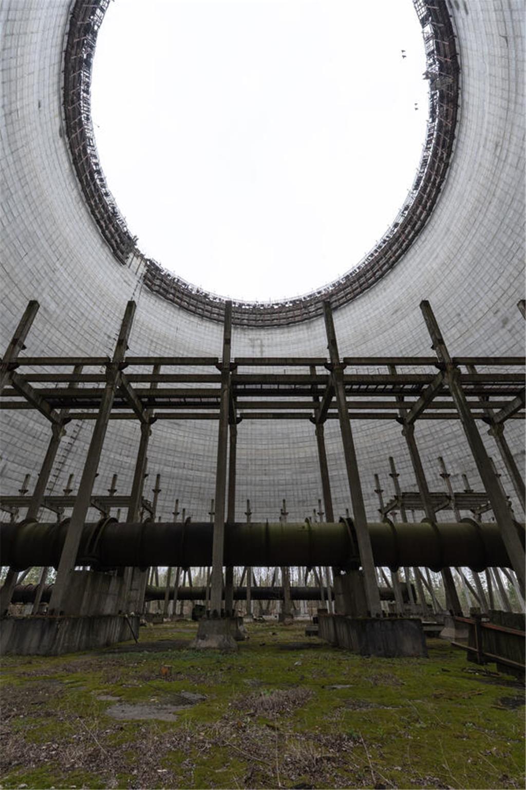 Nie fertiggestellter Kühlturm aufgenommen am 9. April 2026 in der Nähe des Kernk...