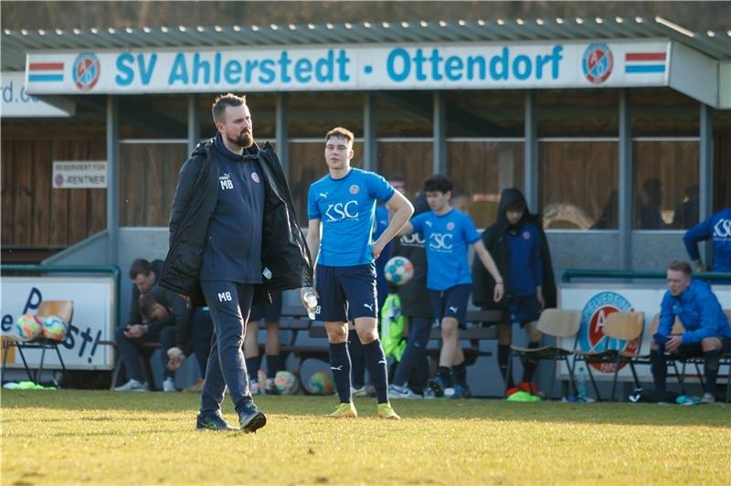 A/O unterliegt reiferen Rotenburgern Niedergeschlagen: A/O-Trainer Malte Bösch. Foto: Struwe (Archiv)