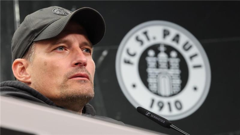 Niedergeschlagen, erschöpft, nachdenklich: FC St. Paulis Trainer Alexander Blessin nach dem Abstieg. 