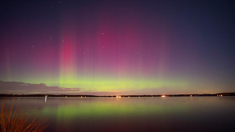 Polarlichter über Buxtehude Niedersachsen, Bad Zwischenahn: Polarlichter tanzen am Samstag über dem Zwischenahner Meer.