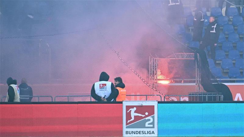 Niedersachsen-Derby: Spielunterbrechung in der Nachspielzeit